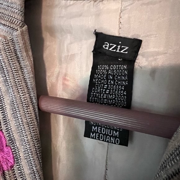 Adorable Aziz Embroidered Striped Blazer button needs a lil’ stitcheroo - Picture 7 of 14